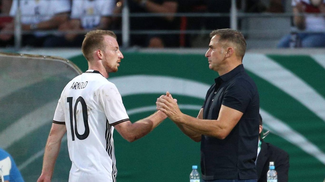 DFB-U21-Trainer Stefan Kuntz (r., hier mit Maximilian Arnold) könnte bei der EM in Polen ab der K.O.-Runde viermal auswechseln.