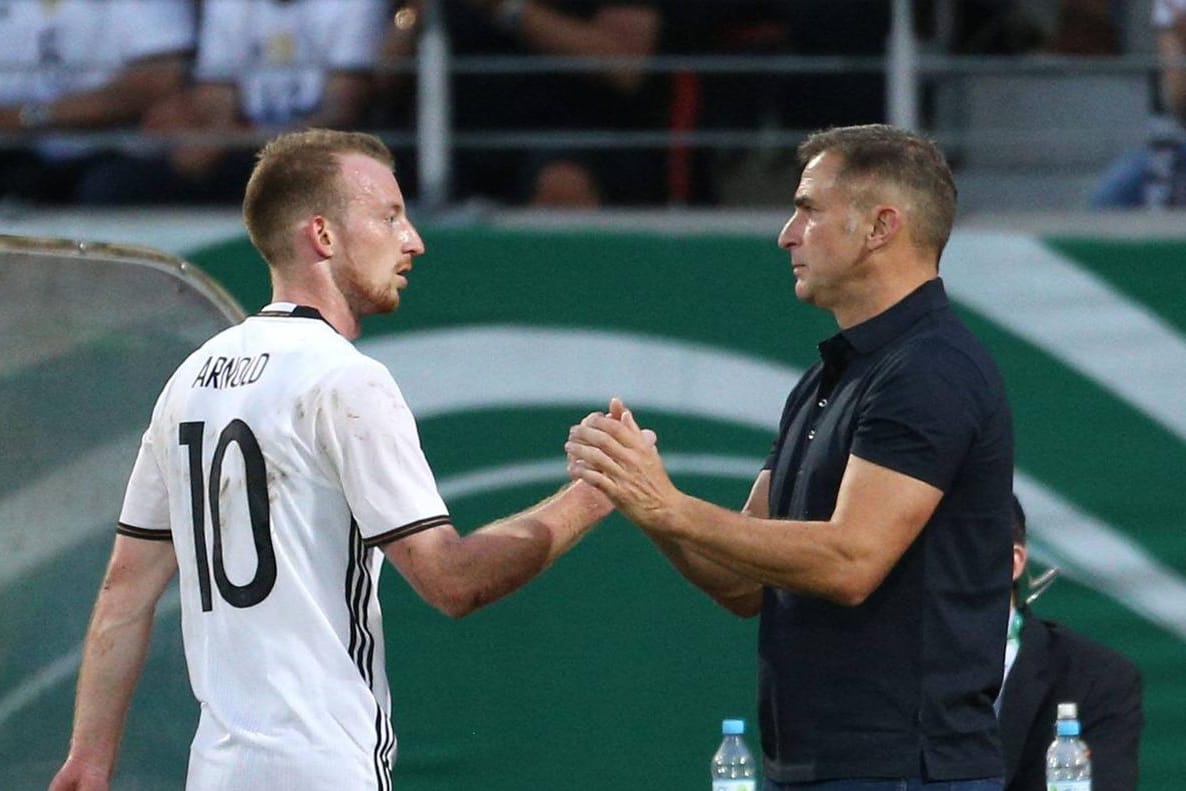 DFB-U21-Trainer Stefan Kuntz (r., hier mit Maximilian Arnold) könnte bei der EM in Polen ab der K.O.-Runde viermal auswechseln.