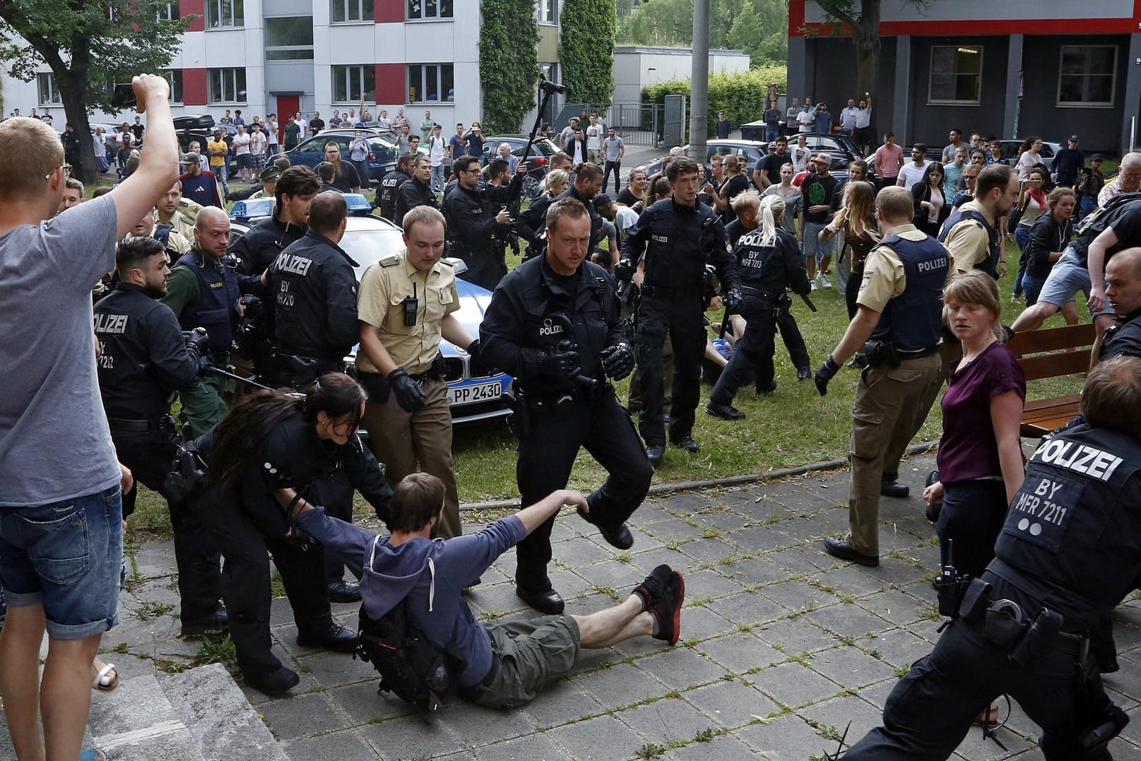 300 Demonstranten standen einer Schar von Polizisten gegenüber.