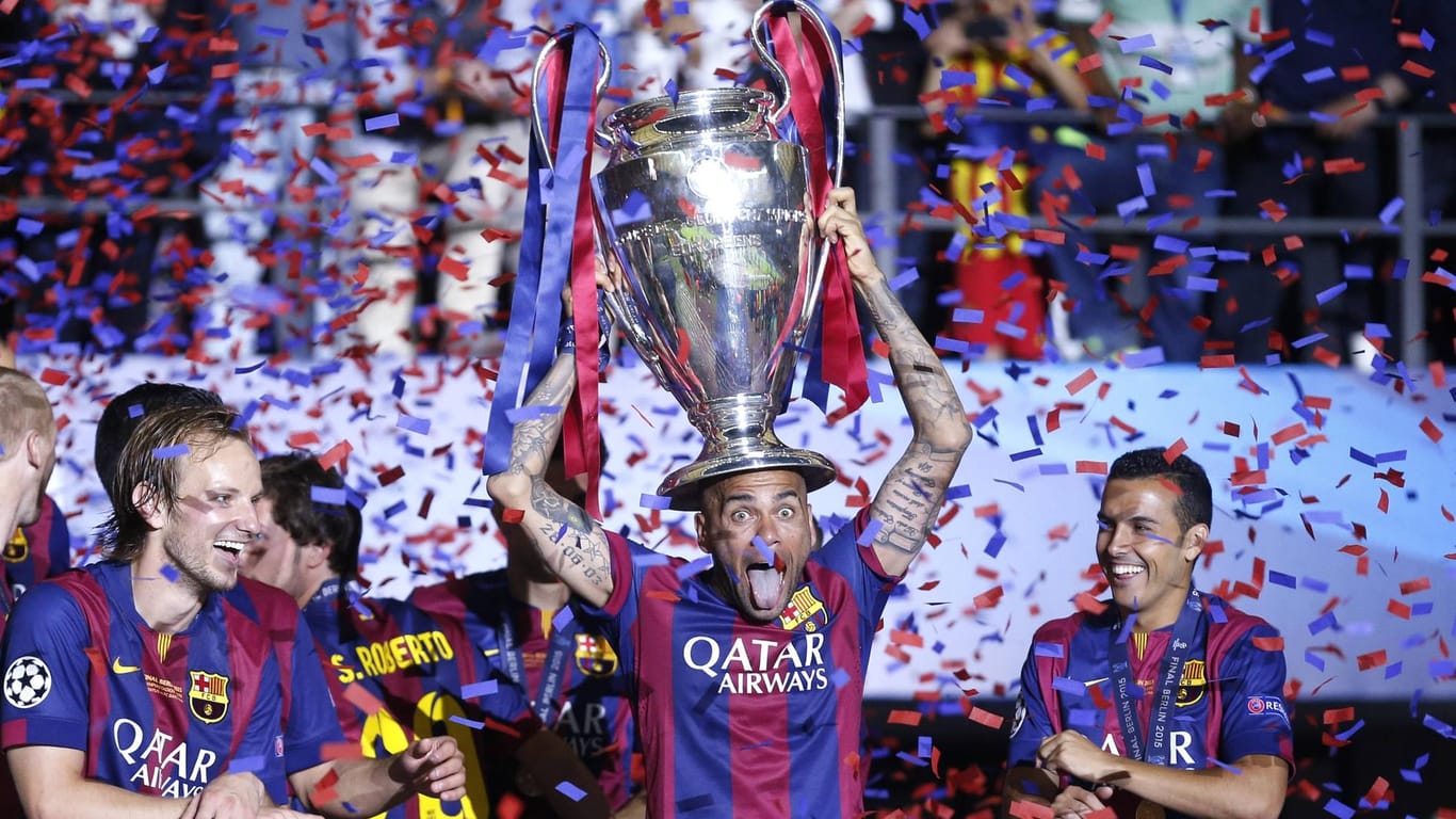 Bisher der letzte große Titel: Alves mit dem Champions-League-Pokal nach dem Finale 2015 in Berlin.