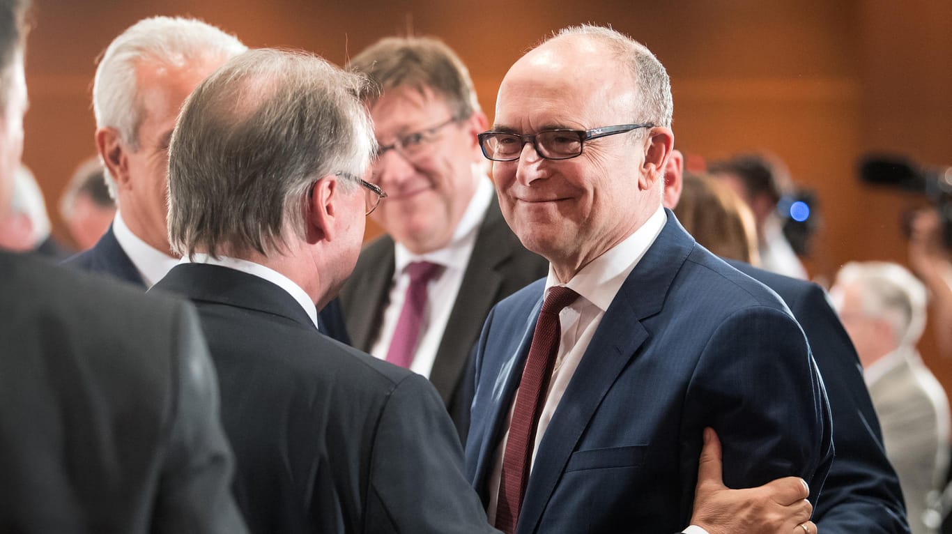 Mecklenburg-Vorpommerns Ministerpräsident Erwin Sellering (SPD) umringt von seinen Länderkollegen im Kanzleramt Mecklenburg-Vorpommerns Ministerpräsident Erwin Sellering (SPD) umringt von seinen Länderkollegen im Kanzleramt