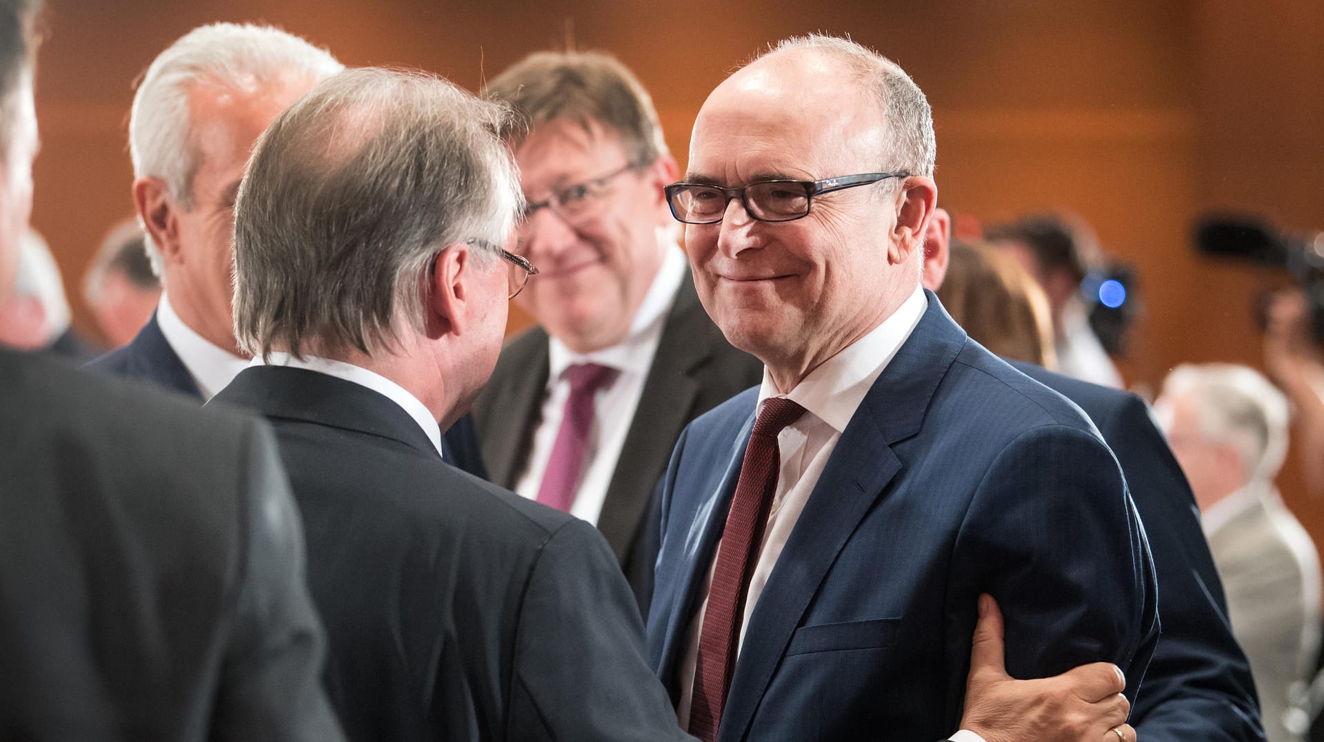 Mecklenburg-Vorpommerns Ministerpräsident Erwin Sellering (SPD) umringt von seinen Länderkollegen im Kanzleramt Mecklenburg-Vorpommerns Ministerpräsident Erwin Sellering (SPD) umringt von seinen Länderkollegen im Kanzleramt