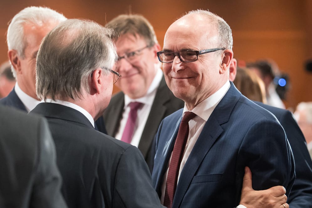 Mecklenburg-Vorpommerns Ministerpräsident Erwin Sellering (SPD) umringt von seinen Länderkollegen im Kanzleramt