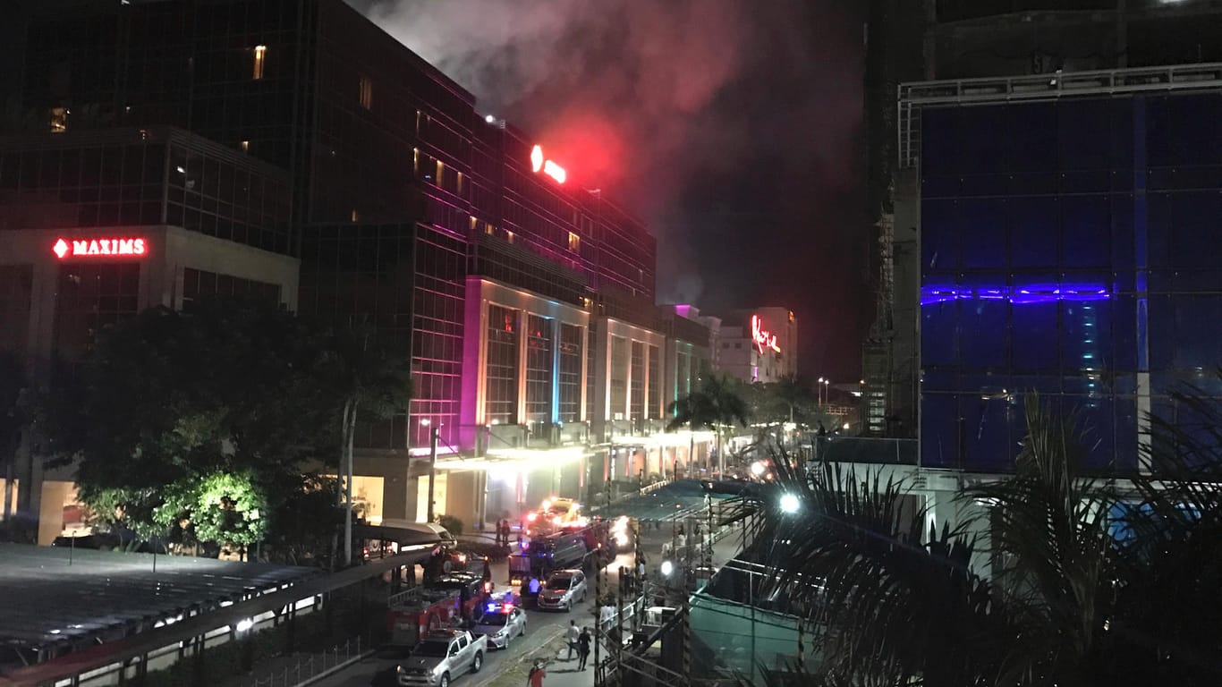 Das Resorts World Manila in der philippinischen Hauptstadt brennt.