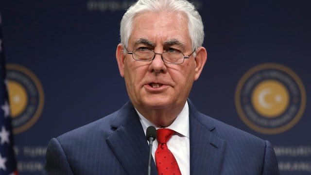 US-Außenminister Rex Tillerson sieht den Ausstieg aus dem Pariser Klimaabkommen als "eine politische Entscheidung". US-Außenminister Rex Tillerson sieht den Ausstieg aus dem Pariser Klimaabkommen als "eine politische Entscheidung".