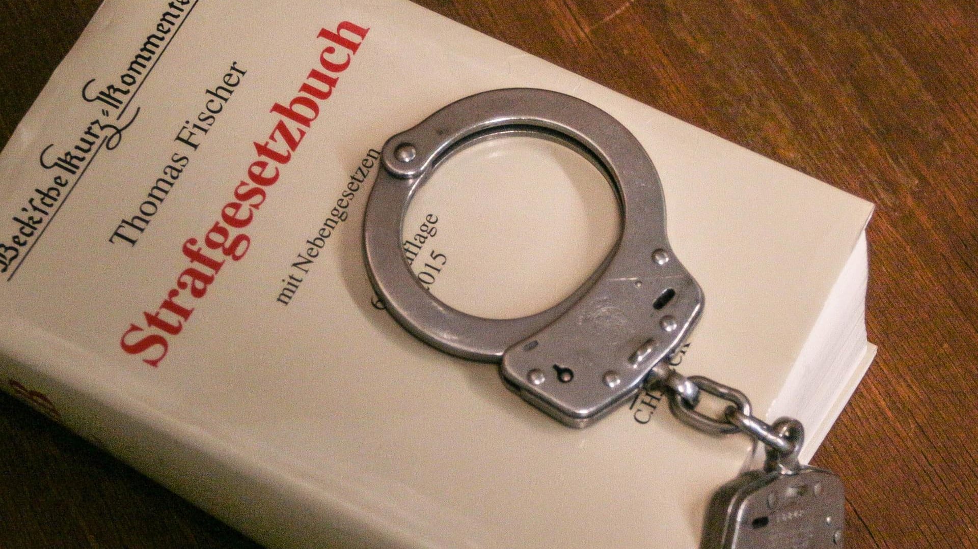 Handschellen liegen auf einem Strafgesetzbuch: Der Bundestag hat die Abschaffung des Strafrechtsparagrafen 103 beschlossen. Handschellen liegen auf einem Strafgesetzbuch: Der Bundestag hat die Abschaffung des Strafrechtsparagrafen 103 beschlossen.