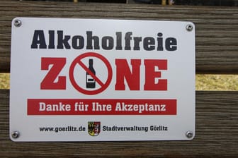Für einige Plätze und Orte in deutschen Städten wie hier in Görlitz wurden zur Erhöhung der Sicherheit Alkoholverbote ausgesprochen.