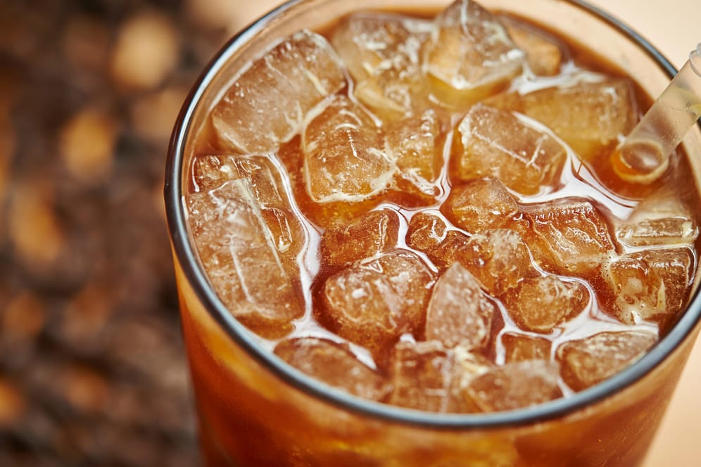 "Cold Brew" im Glas: "Cold brew" kann pur mit Eiswürfeln, Milch und Sahne getrunken werden.