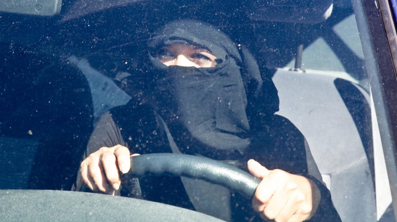 Muslima mit Niqab am Steuer eines Autos.