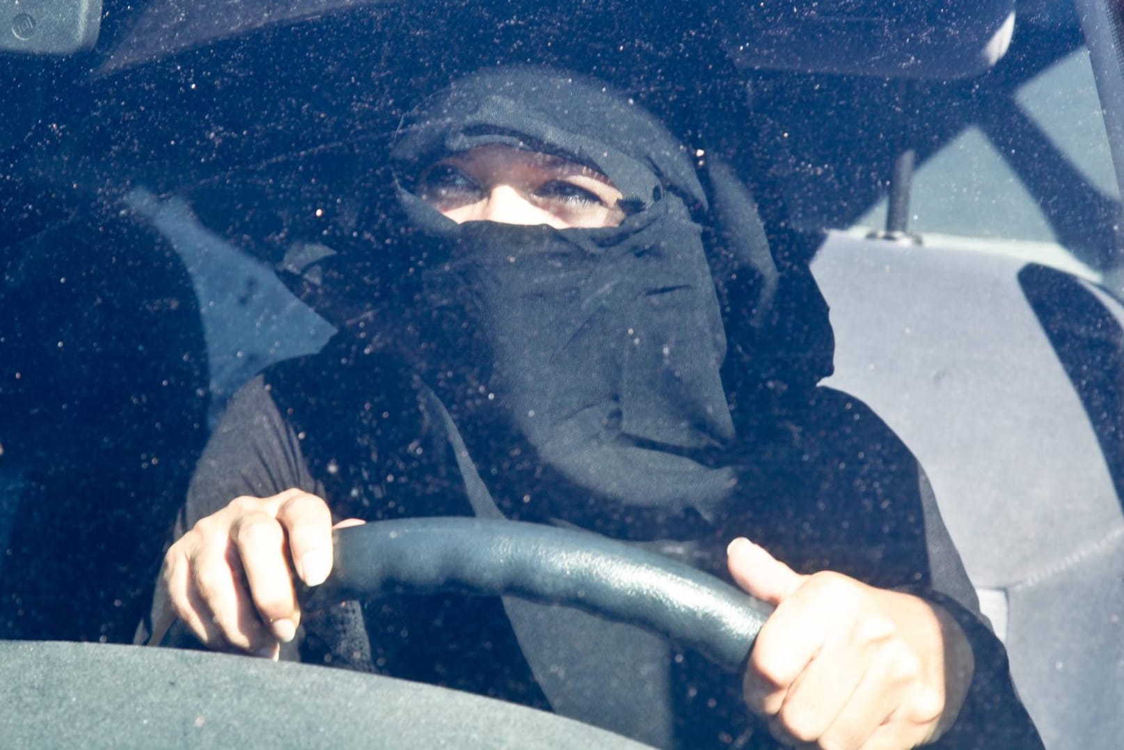 Muslima mit Niqab am Steuer eines Autos.