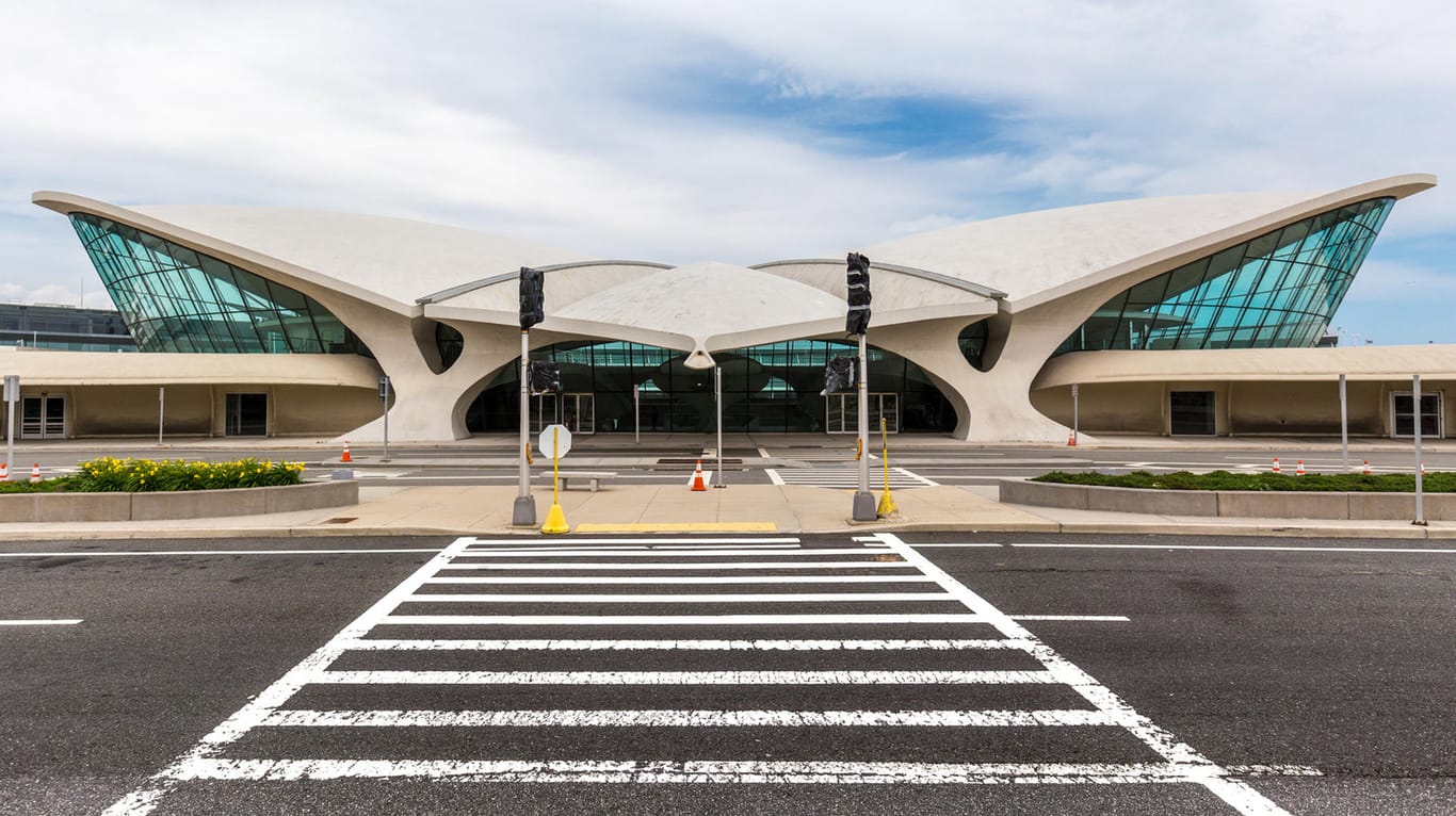 Das TWA-Terminal am New Yorker Flughafen John F. Kennedy gilt als Architekturjuwel. Besonders eindrucksvoll ist das geschwungene Dach.