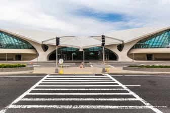 Das TWA-Terminal am New Yorker Flughafen John F. Kennedy gilt als Architekturjuwel. Besonders eindrucksvoll ist das geschwungene Dach.