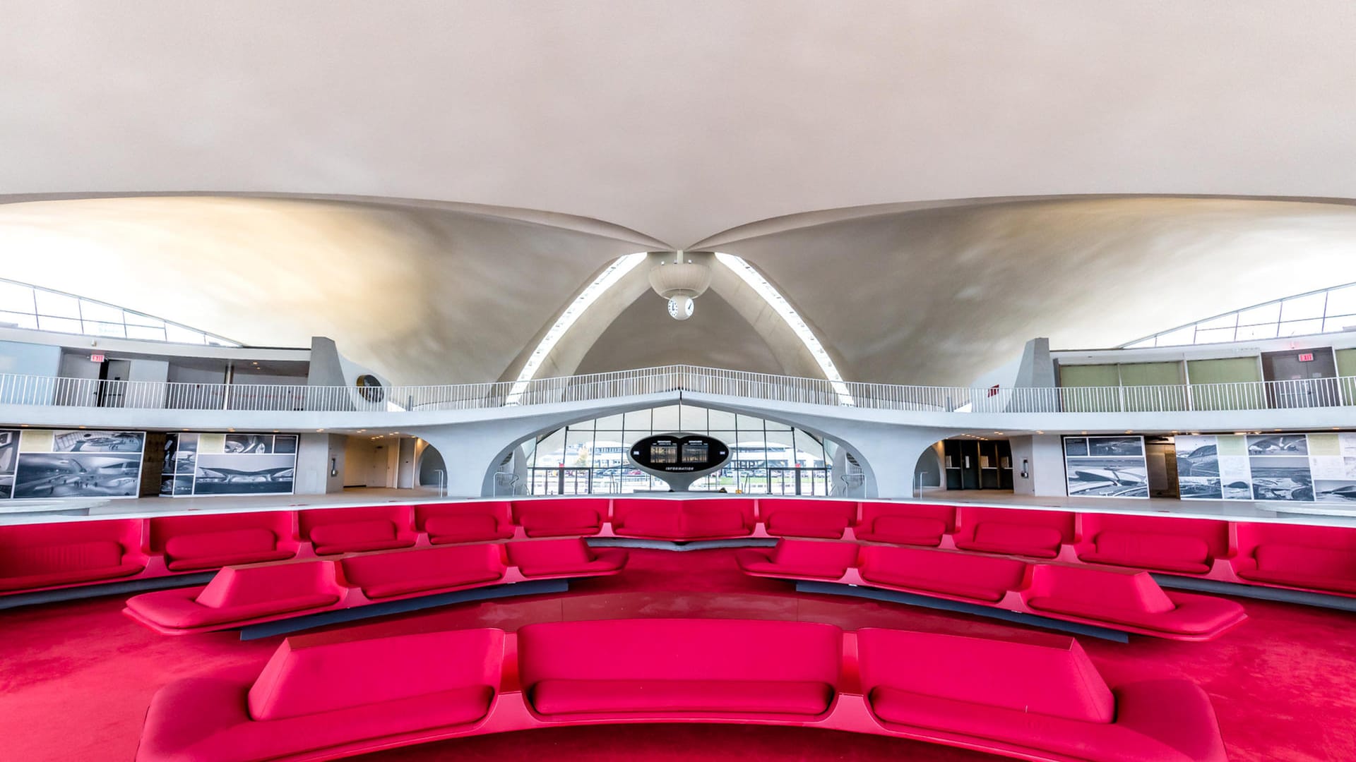 Teppiche und Sofas im Terminal werden weiterhin das charakteristische Rot behalten.