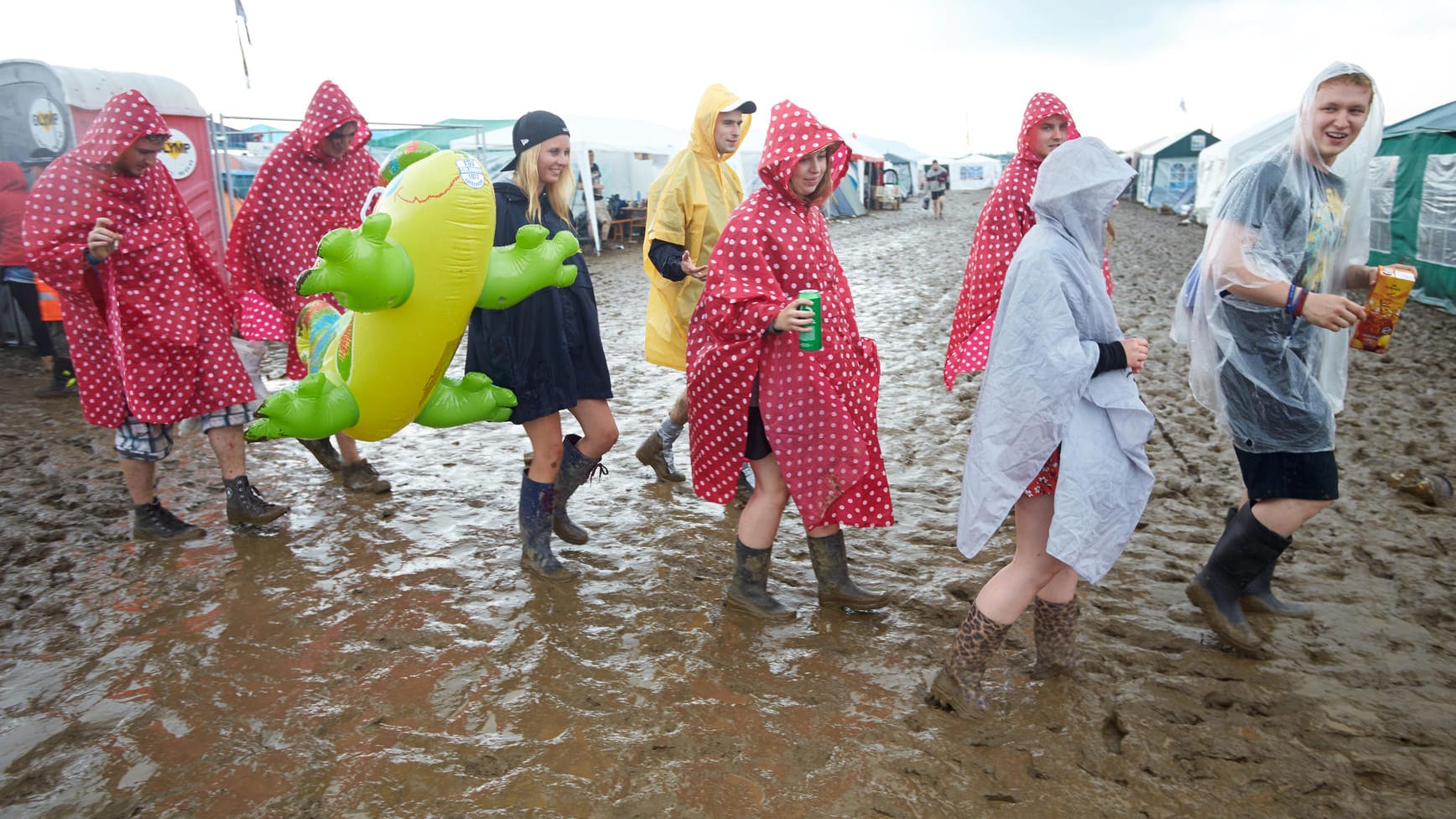 Festivalbesucher bei Rock am Ring 2016 in Mendig (Rheinland-Pfalz). Der Campingplatz war von den starken Regenfällen regelrecht aufgeweicht.