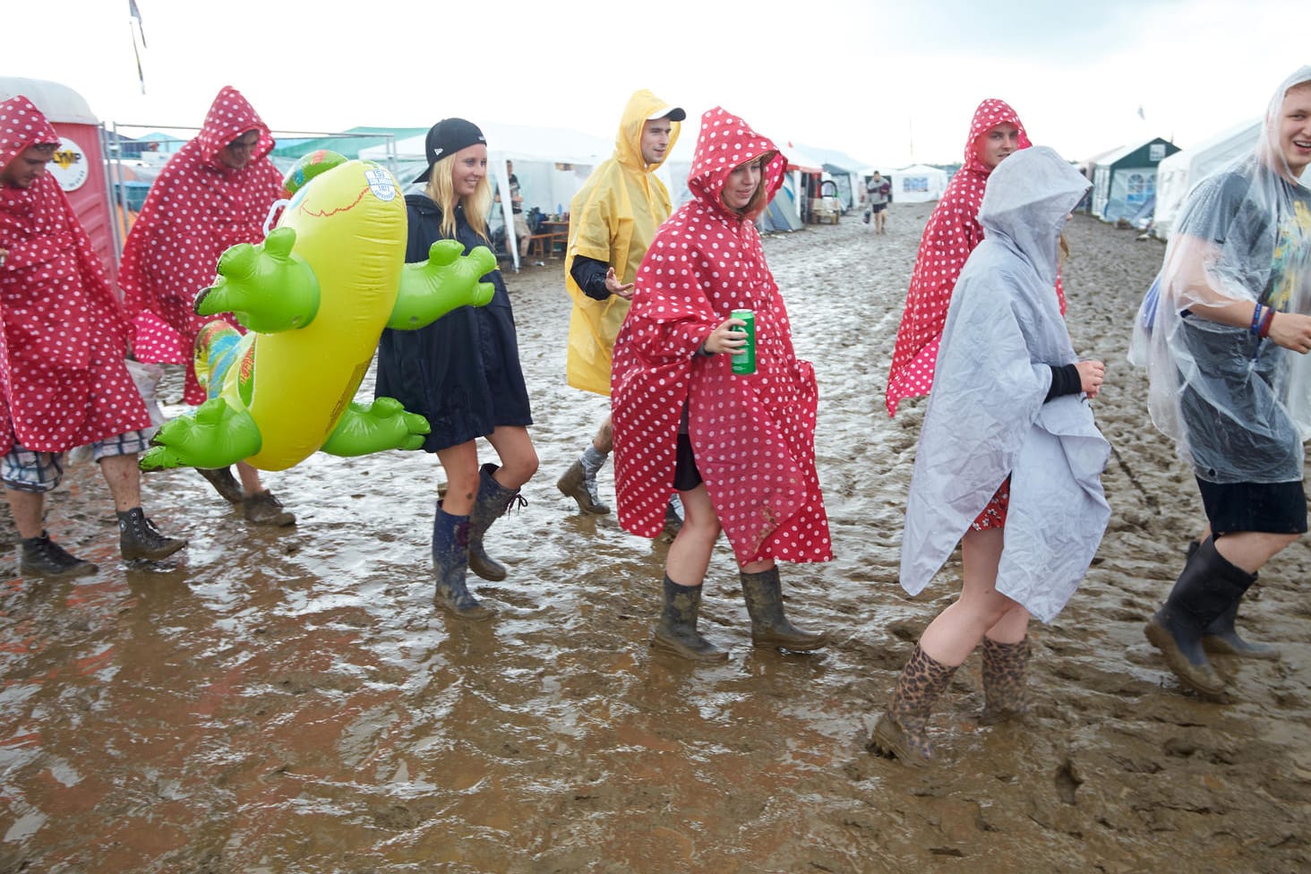 Festivalbesucher bei Rock am Ring 2016 in Mendig (Rheinland-Pfalz). Der Campingplatz war von den starken Regenfällen regelrecht aufgeweicht.