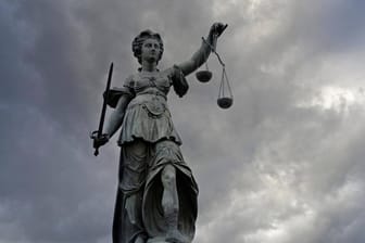 Die Justizia in Frankfurt am Main unter Gewitterwolken.