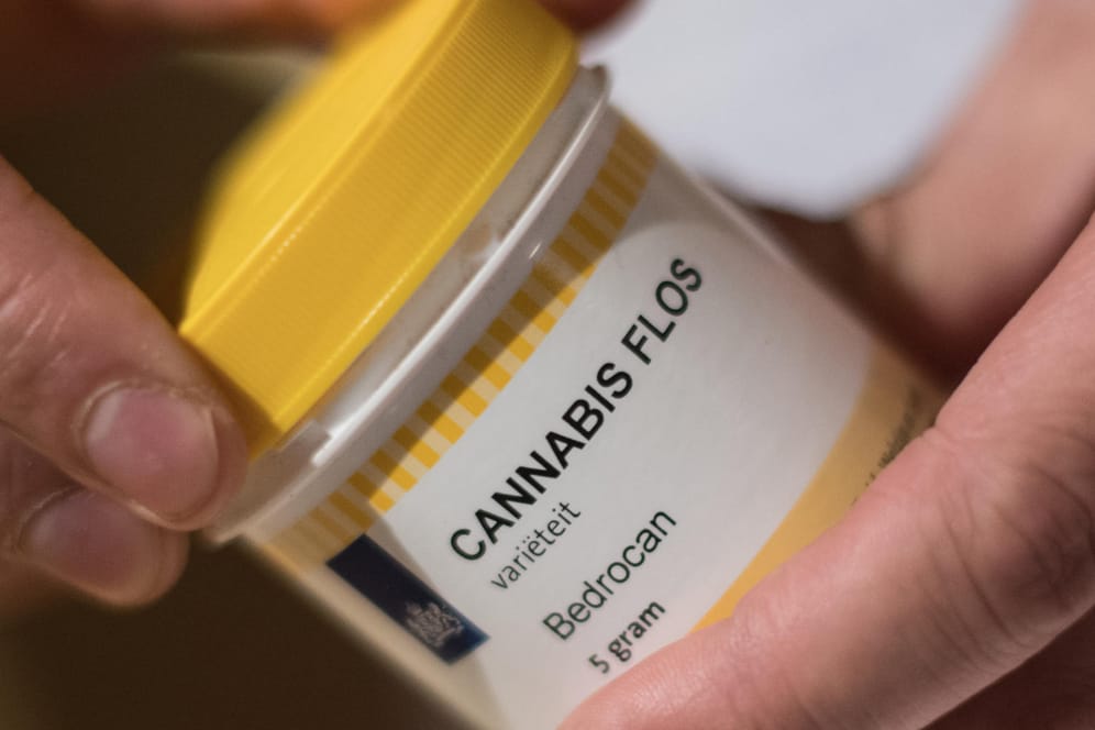 Mittlerweile können Menschen bei schwerwiegenden Erkrankungen, bei chronischen Schmerzen und als Palliativ-Behandlung im Einzelfall Cannabis auf Rezept bekommen
