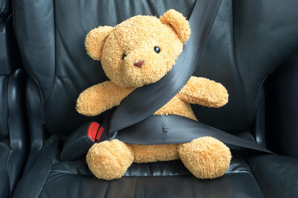 Teddys brauchen keinen extra Kindersitz im Auto, Kinder schon. Manche Sitze schützen sie laut Stiftung Warentest nicht zuverlässig.