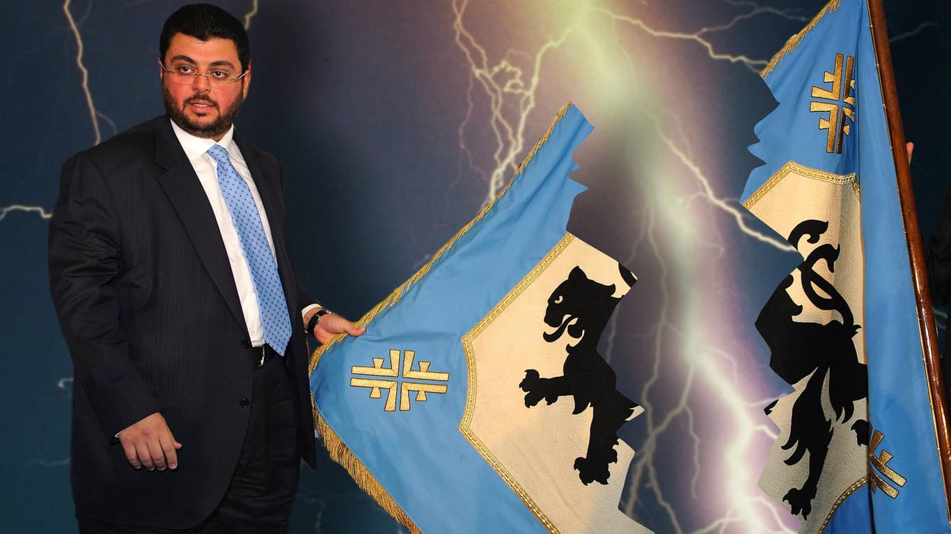 Hasan Ismaik mit der Vereinsfahne.