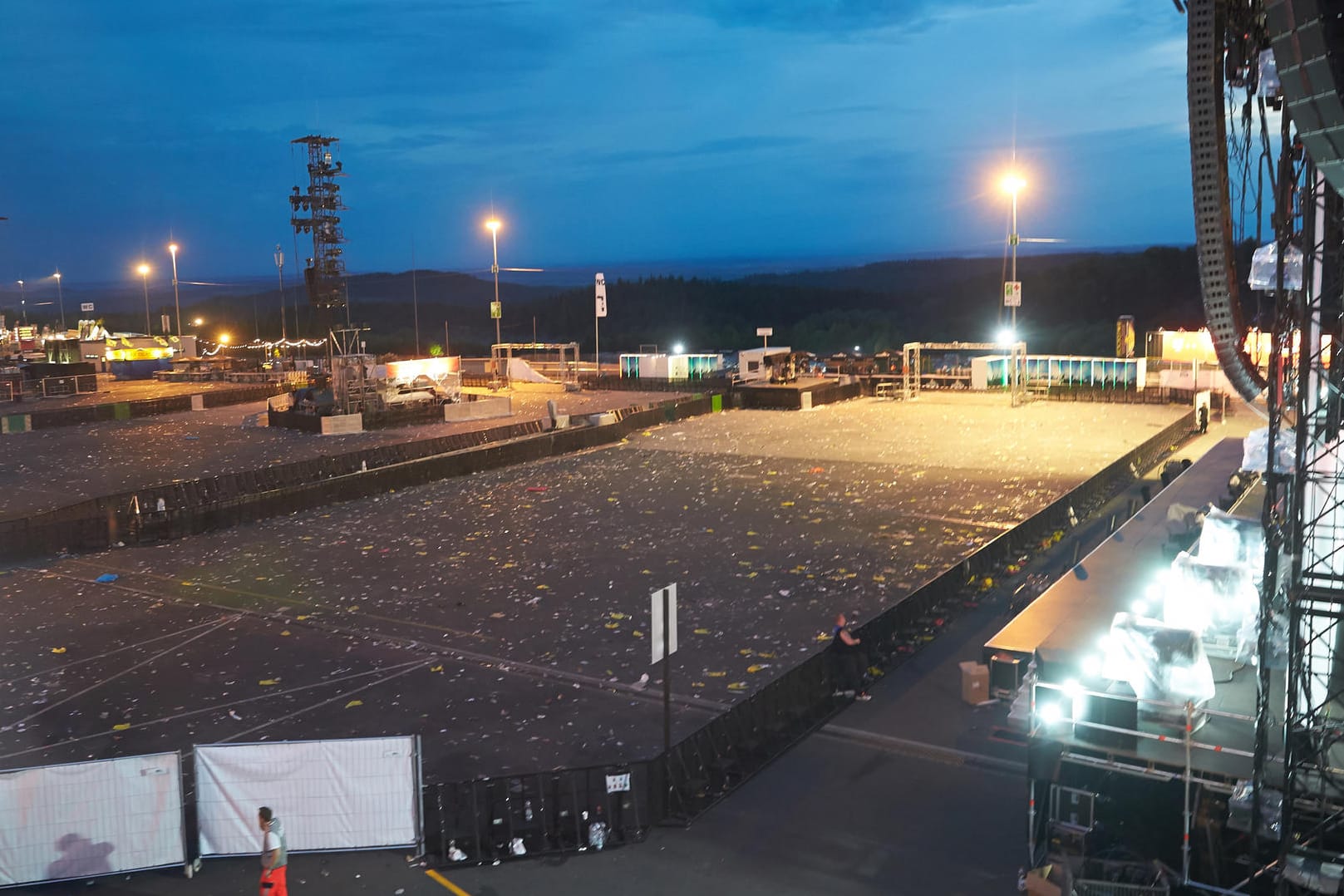 Leere vor der Haupttribüne von Rock am Ring. Zehntausenden Musikfans mussten das Gelände aufgrund einer Terrorwarnung am Freitag verlassen.