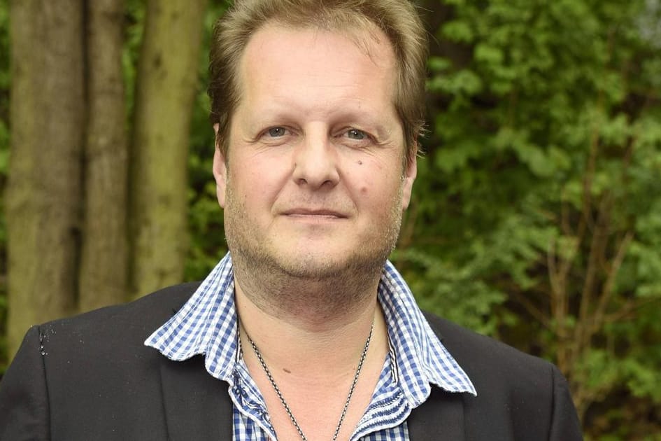 Jens Büchner hat auch Augen für andere Damen.