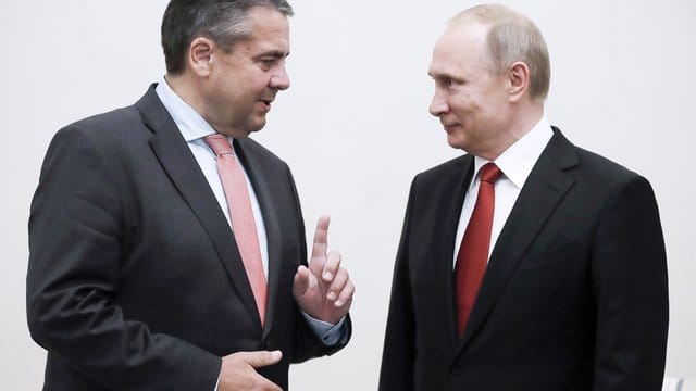 Russlands Präsident Wladimir Putin hat Bundesaußenminister Sigmar Gabriel und Altkanzler Gerhard Schröder zu einem Abendessen in seiner Residenz bei St. Russlands Präsident Wladimir Putin hat Bundesaußenminister Sigmar Gabriel und Altkanzler Gerhard Schröder zu einem Abendessen in seiner Residenz bei St.