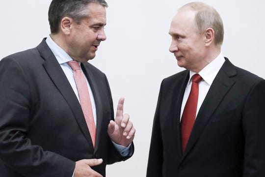 Russlands Präsident Wladimir Putin hat Bundesaußenminister Sigmar Gabriel und Altkanzler Gerhard Schröder zu einem Abendessen in seiner Residenz bei St.
