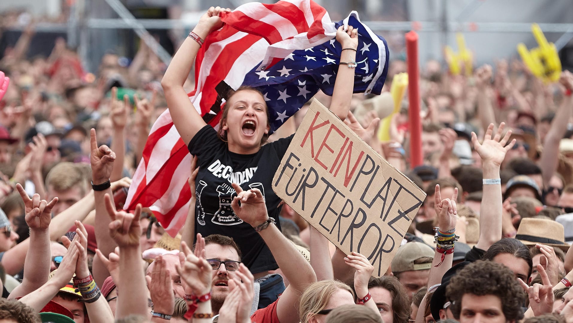 Das Musikfestival "Rock am Ring" wird fortgesetzt.