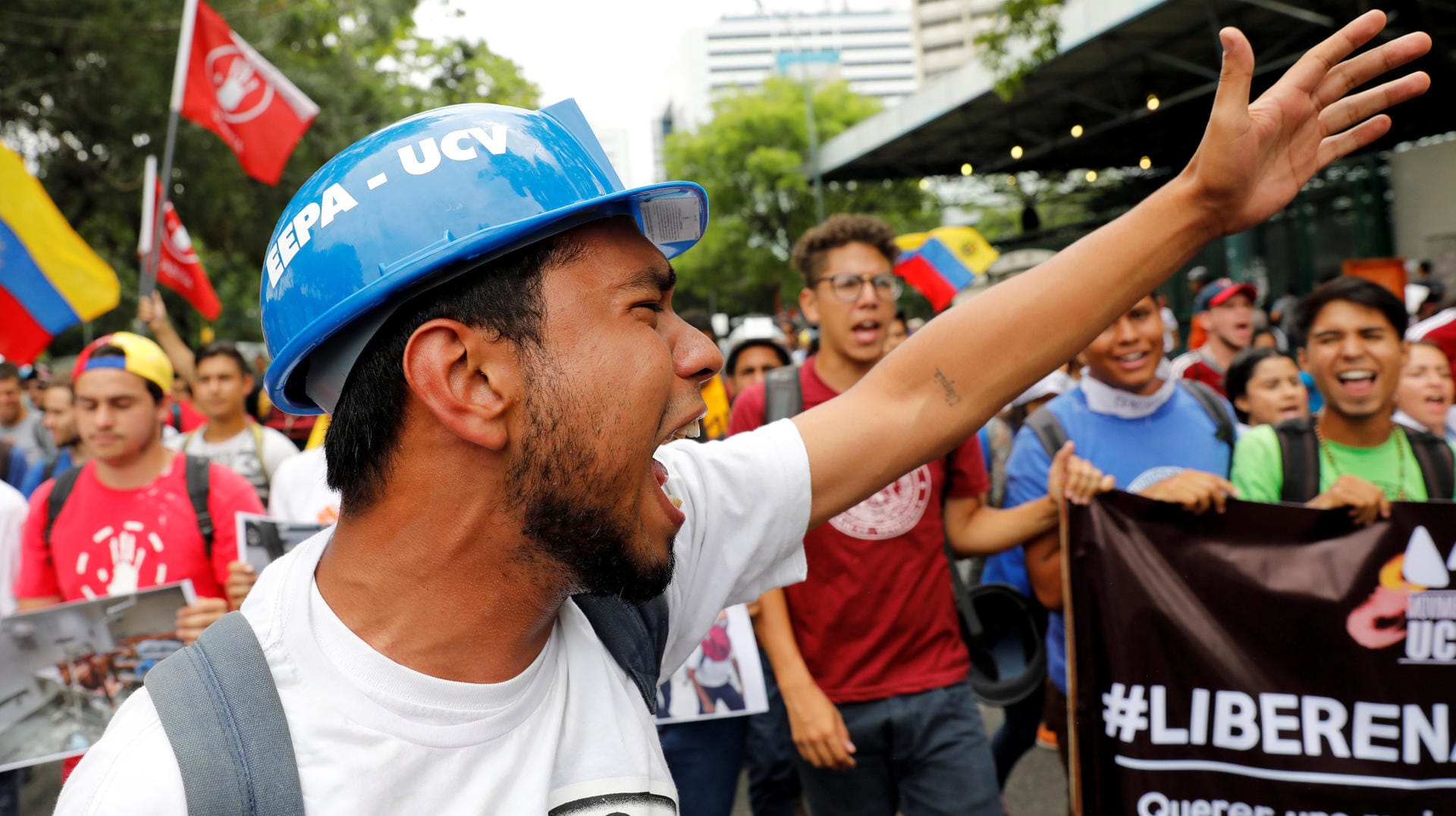 Unerschrocken gehen die Menschen in Venezuela weiterhin auf die Straße. Sie kämpfen um ihrer Rechte. Unerschrocken gehen die Menschen in Venezuela weiterhin auf die Straße. Sie kämpfen um ihrer Rechte.