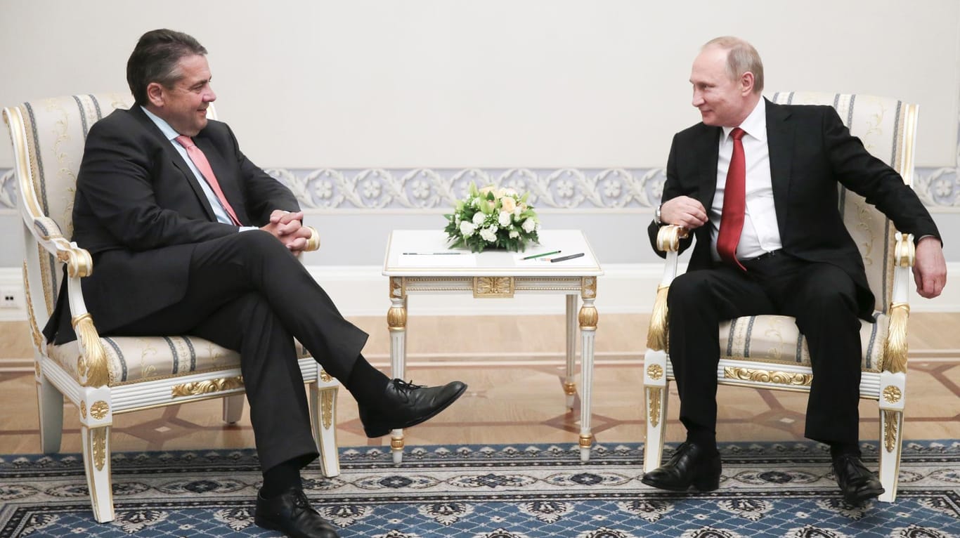 Wladimir Putin (r) trifft Außenminister Sigmar Gabriel (SPD) am Rande des Internationalen Wirtschaftsforums in St. Petersburg.