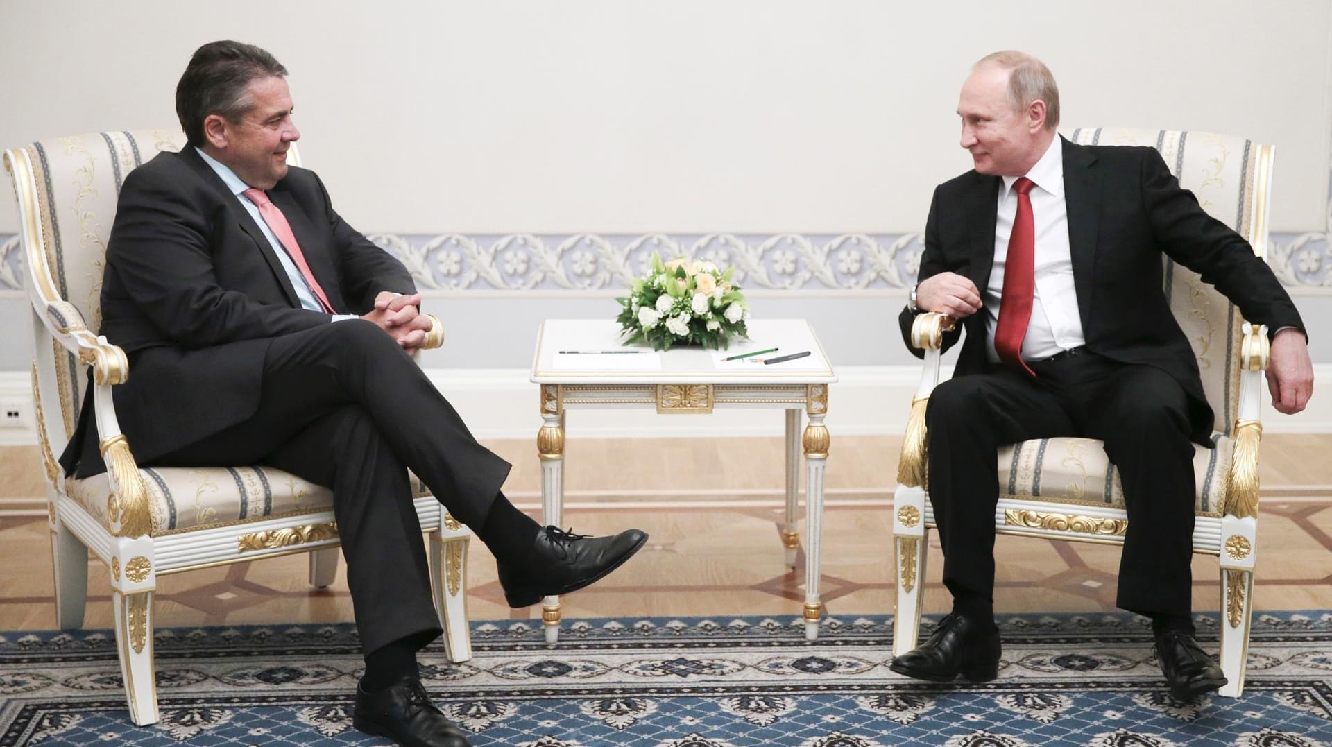 Wladimir Putin (r) trifft Außenminister Sigmar Gabriel (SPD) am Rande des Internationalen Wirtschaftsforums in St. Petersburg. Wladimir Putin (r) trifft Außenminister Sigmar Gabriel (SPD) am Rande des Internationalen Wirtschaftsforums in St. Petersburg.