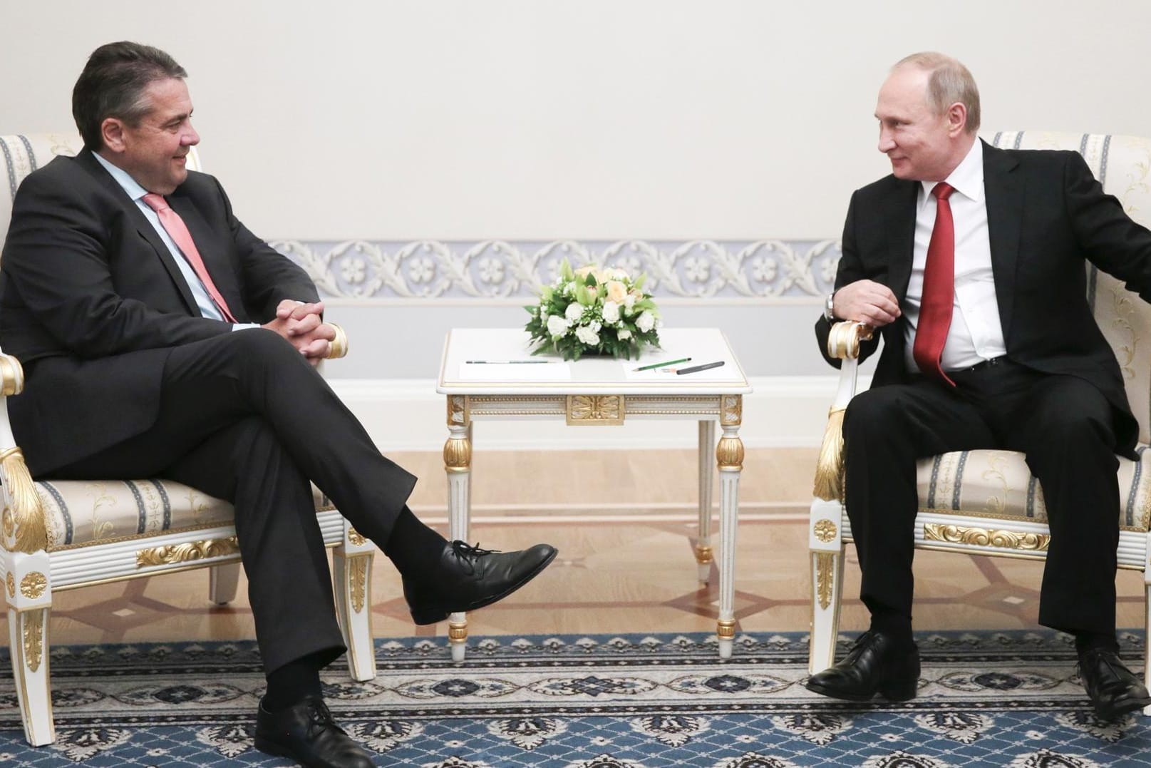 Wladimir Putin (r) trifft Außenminister Sigmar Gabriel (SPD) am Rande des Internationalen Wirtschaftsforums in St. Petersburg.