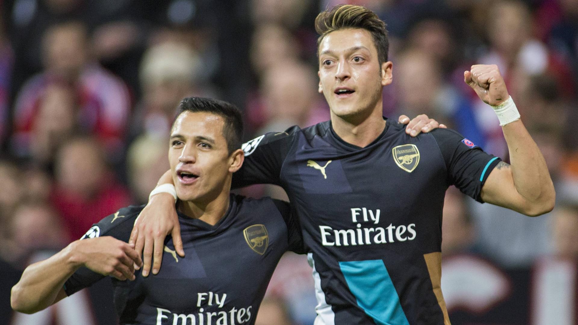 Mesut Özil wechselte 2013 von Madrid nach London. Alexis Sanchez (l.) wechselte ein Jahr später zu den Gunners.