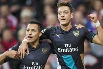 Mesut Özil wechselte 2013 von Madrid nach London. Alexis Sanchez (l.) wechselte ein Jahr später zu den Gunners.