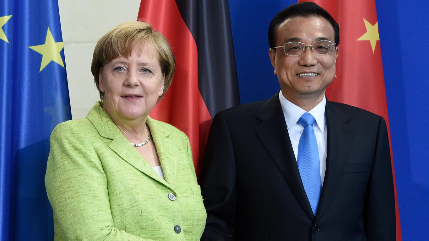 Kanzlerin Angela Merkel und der chinesische Ministerpräsident Li Keqiang stehen im Rahmen einer Reihe von Vertragsunterzeichnungen im Bundeskanzleramt zusammen.