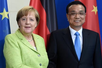 Kanzlerin Angela Merkel und der chinesische Ministerpräsident Li Keqiang stehen im Rahmen einer Reihe von Vertragsunterzeichnungen im Bundeskanzleramt zusammen.
