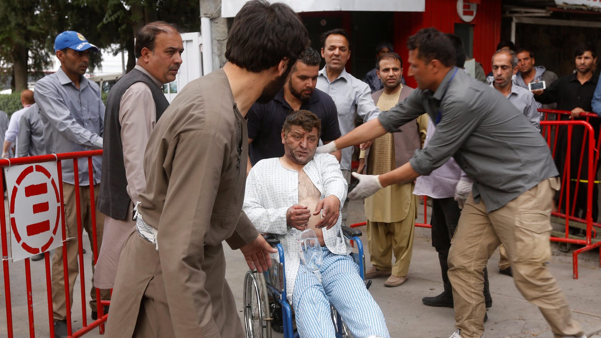 Nach dem Anschlag in Kabul verlässt ein verletzter Mann ein Krankenhaus in Kabul.