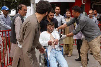 Nach dem Anschlag in Kabul verlässt ein verletzter Mann ein Krankenhaus in Kabul.