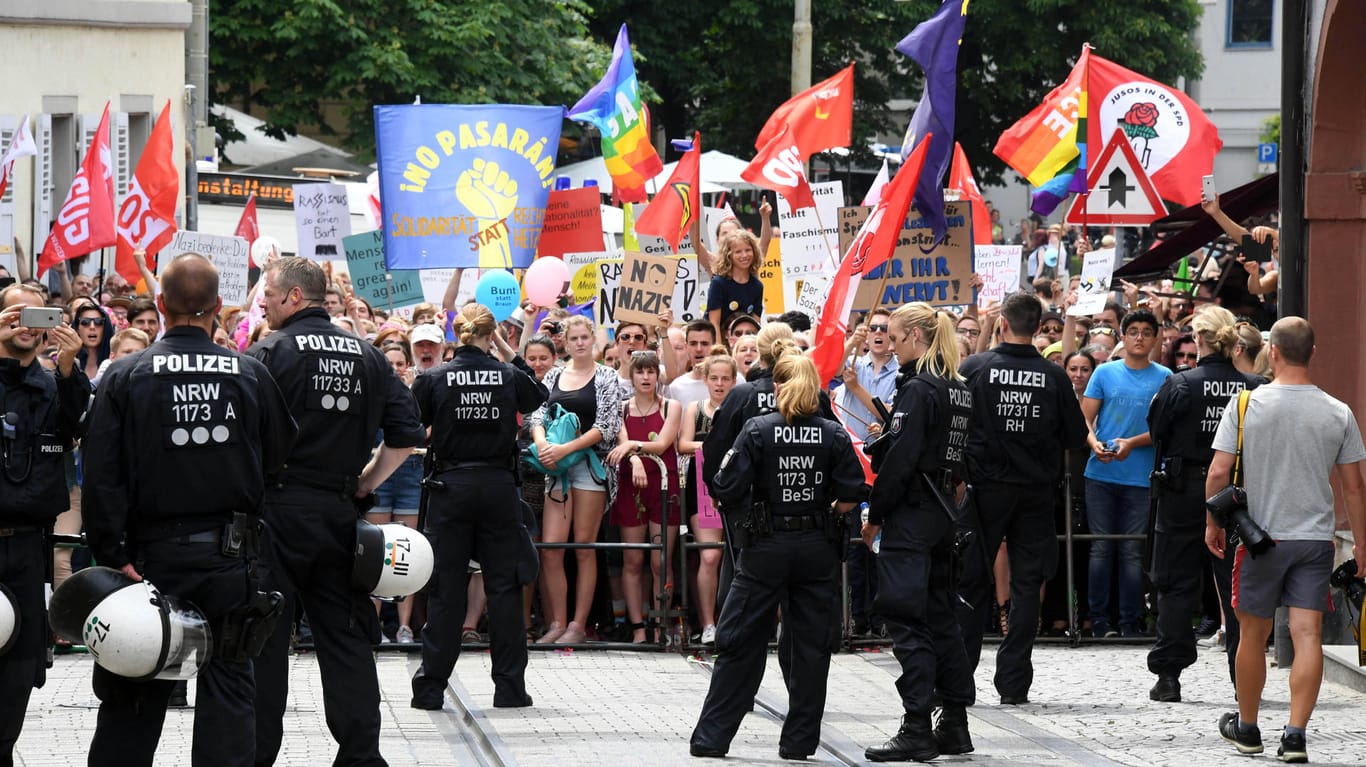 Protest gegen Demonstration von Rechtsextremisten in Karlsruhe-Durlach