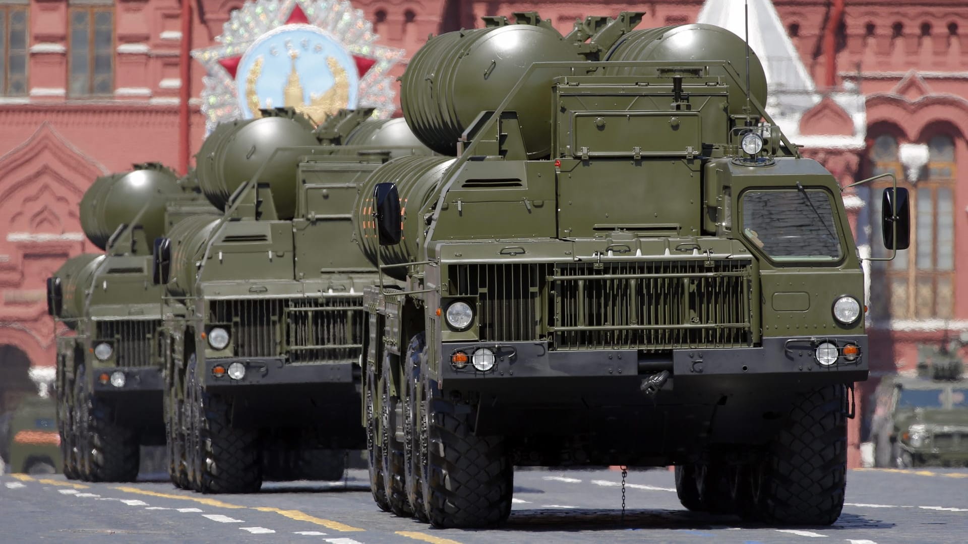 Lastwagen der russischen Streitkräfte mit dem Flugabwehrsystem S-400