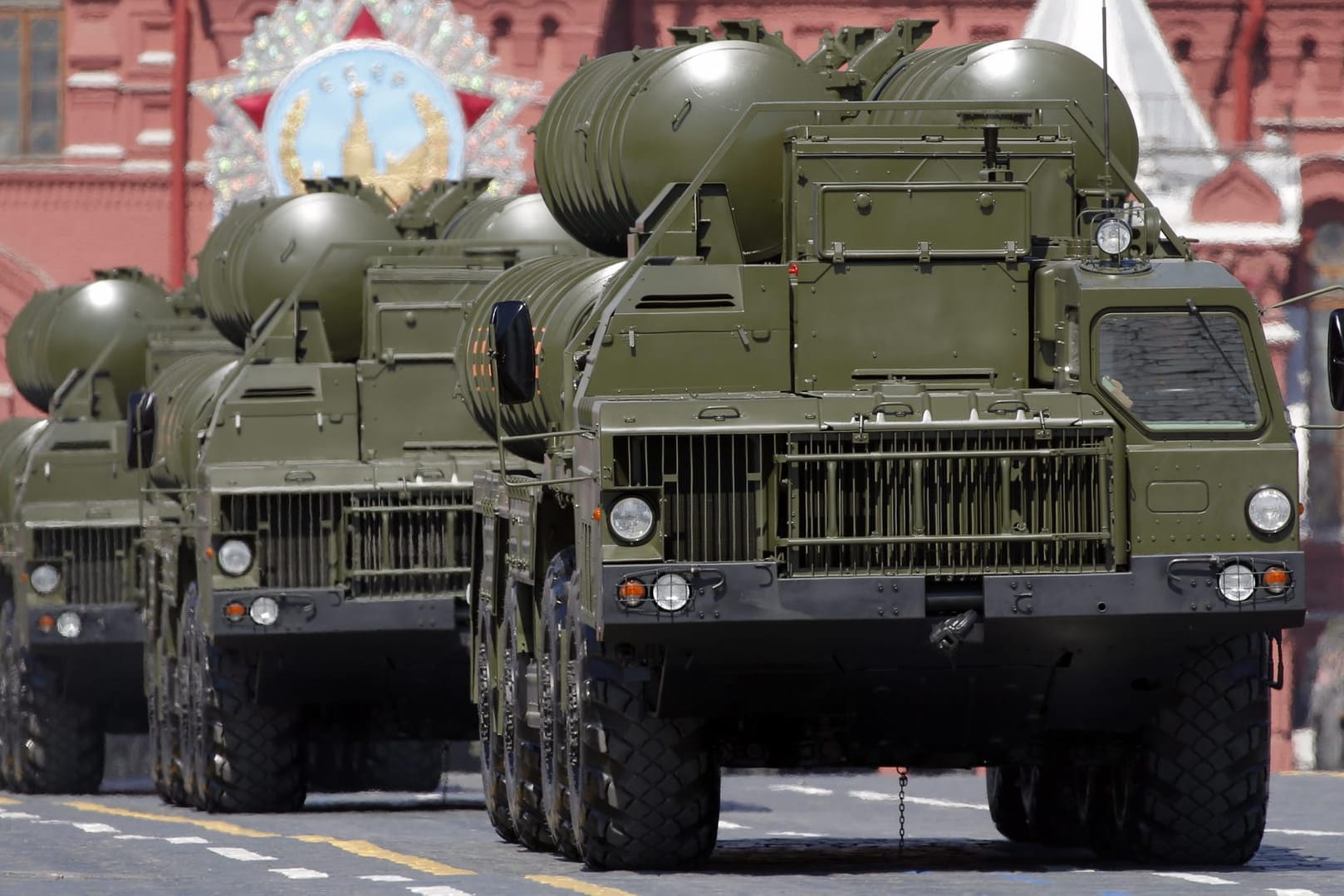 Lastwagen der russischen Streitkräfte mit dem Flugabwehrsystem S-400