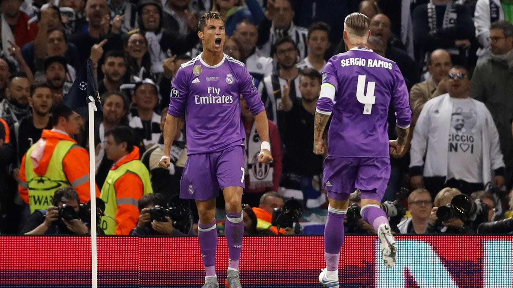 Cristiano Ronaldo feiert mit Sergio Ramos.