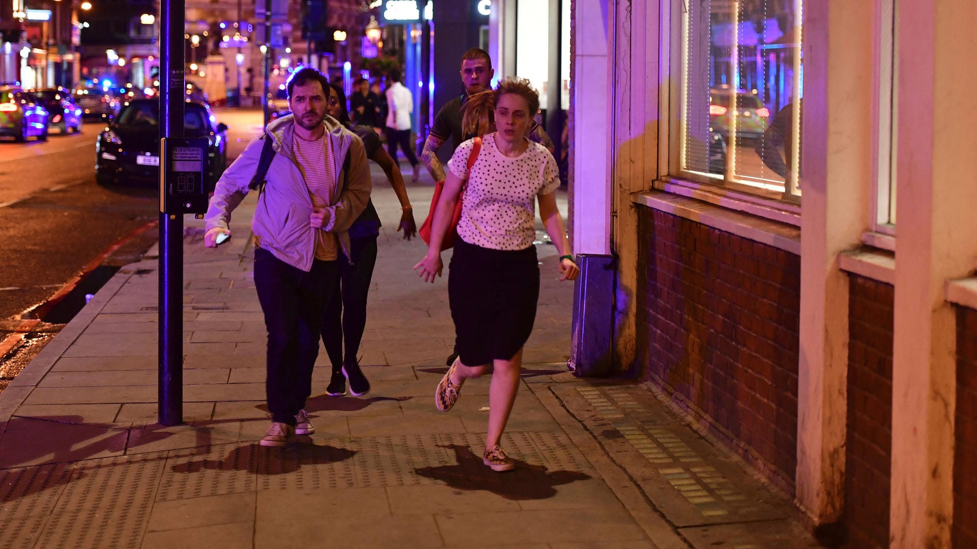 Menschen rennen auf der Borough High Street weg von der London Bridge.