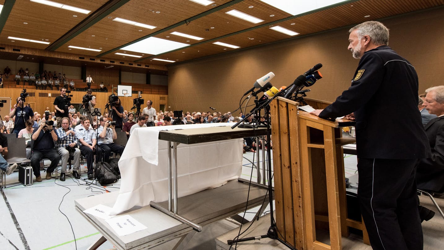 Die Pressekonferenz nach der Ergreifung des Verdächtigen
