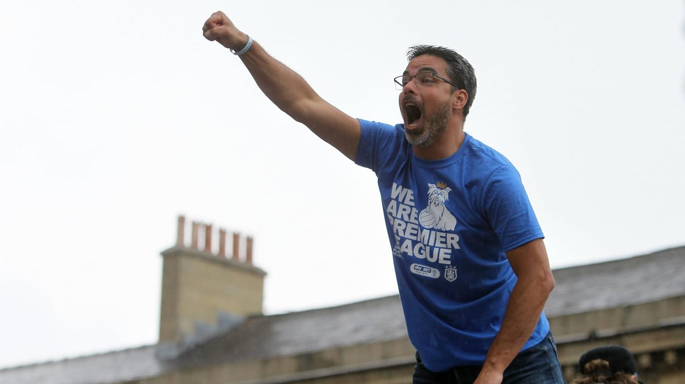 Aufstiegsheld David Wagner lässt sich bei der Party in Huddersfield von den Fans feiern.