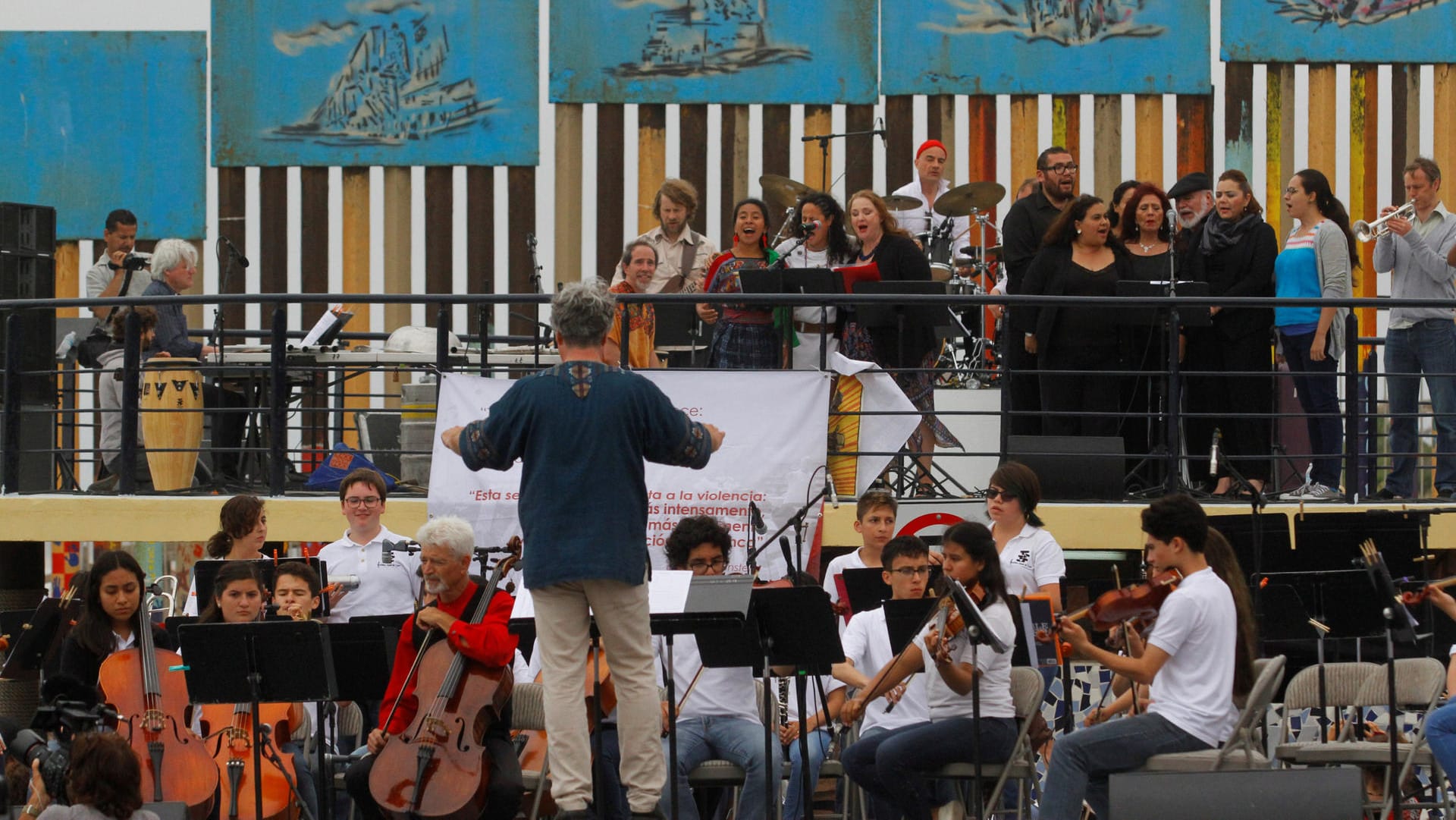 Auftritt des Dresdner Sinfonieorchesters "Tear Down That Wall"