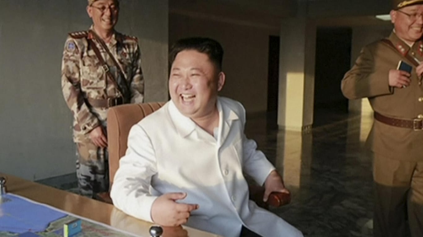 Nordkoreas Machthaber Kim Jong Un sieht beim Test einer Mittelstreckenrakete zu.