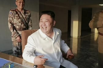 Nordkoreas Machthaber Kim Jong Un sieht beim Test einer Mittelstreckenrakete zu.