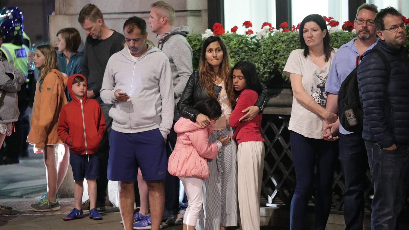 Gäste aus einem Hotel werden wegen des Anschlags in London evakuiert.