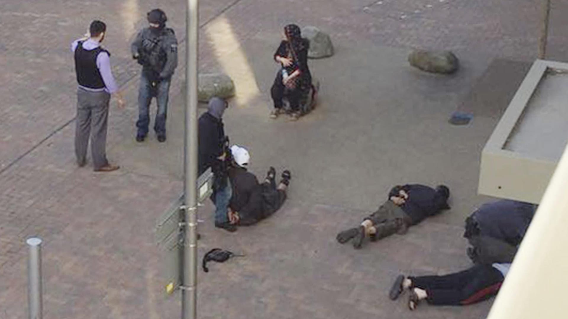 Polizisten nehmen im Stadtteil Barking drei Personen fest.